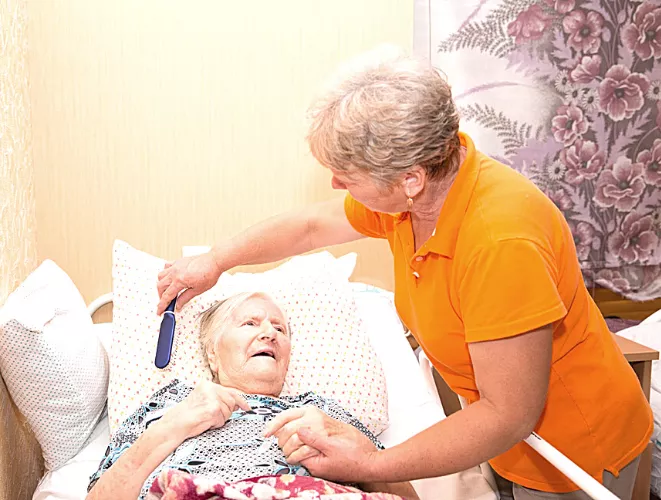 Услуги сиделки для больного после инсульта